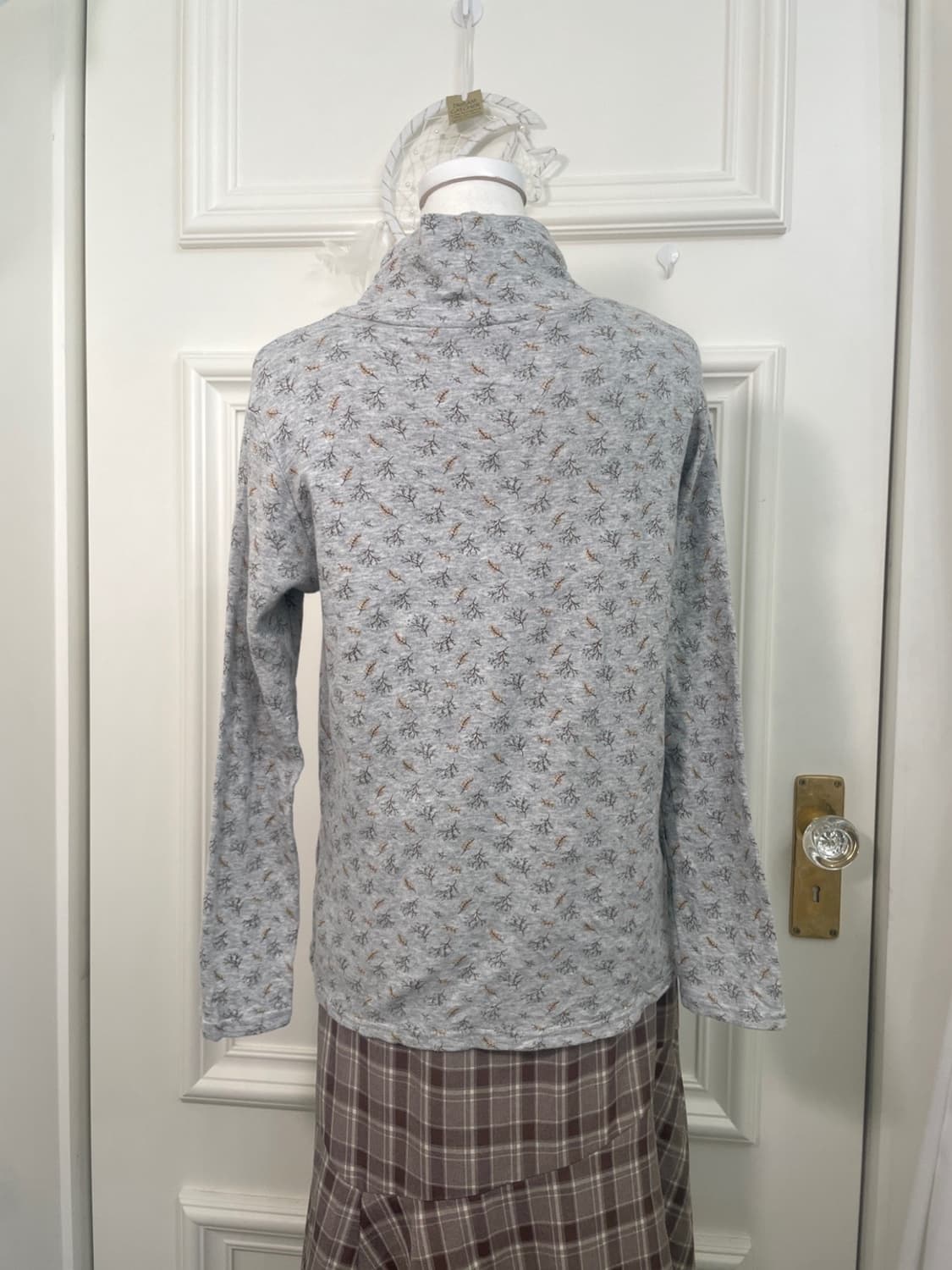 gray flower point turtle-neck cotton top 상품이미지3