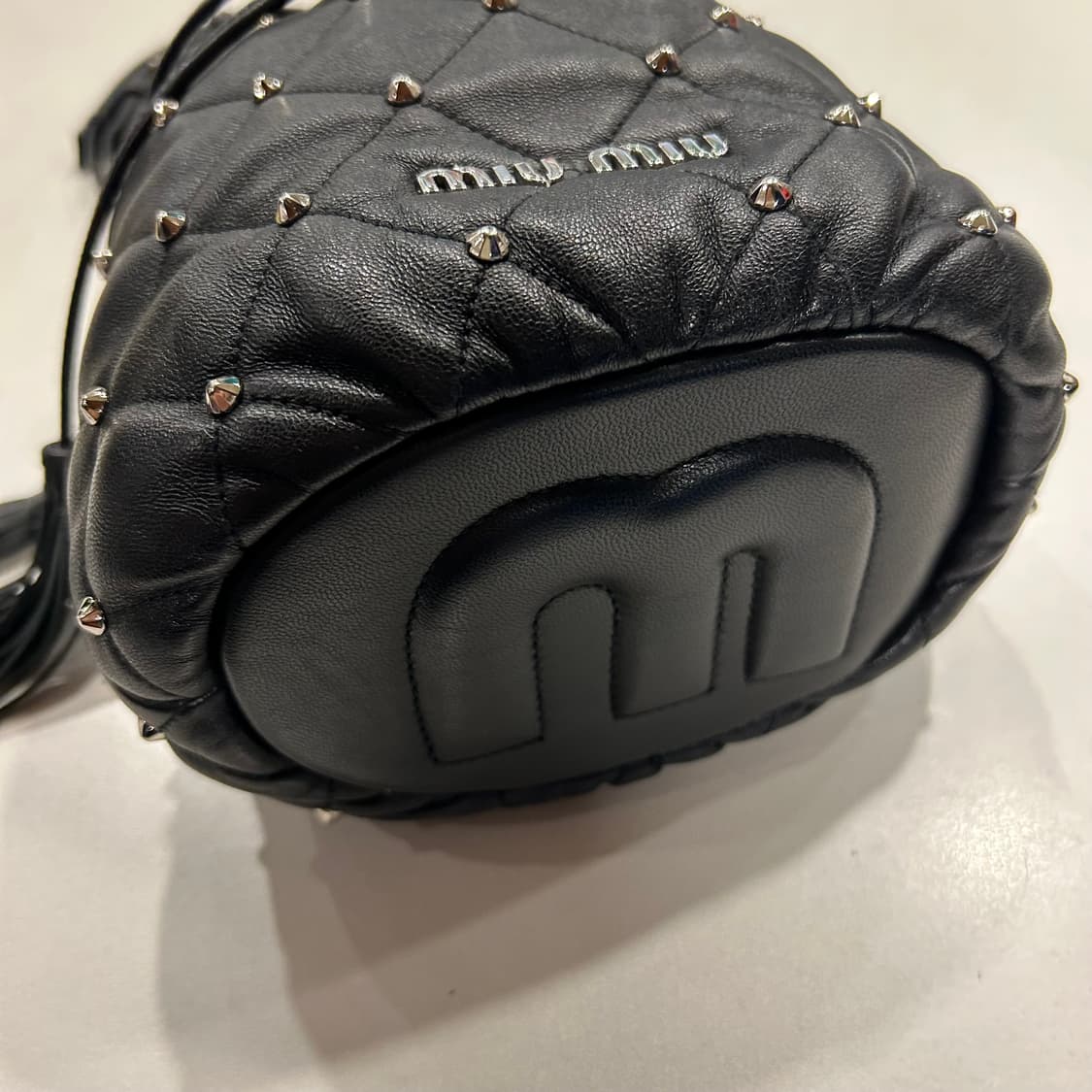 MIUMIU 미우미우 스터드 버킷백 가방 블랙 상품이미지4