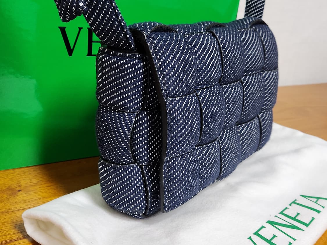 보테가베네타 데님 패딩 카세트백 상품이미지2