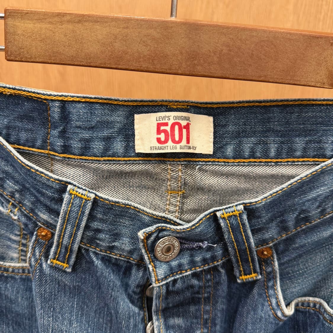 리바이스 501 워싱 데님 팬츠 레드 탭 포켓 디테일 스트레이트핏 중청 상품이미지7