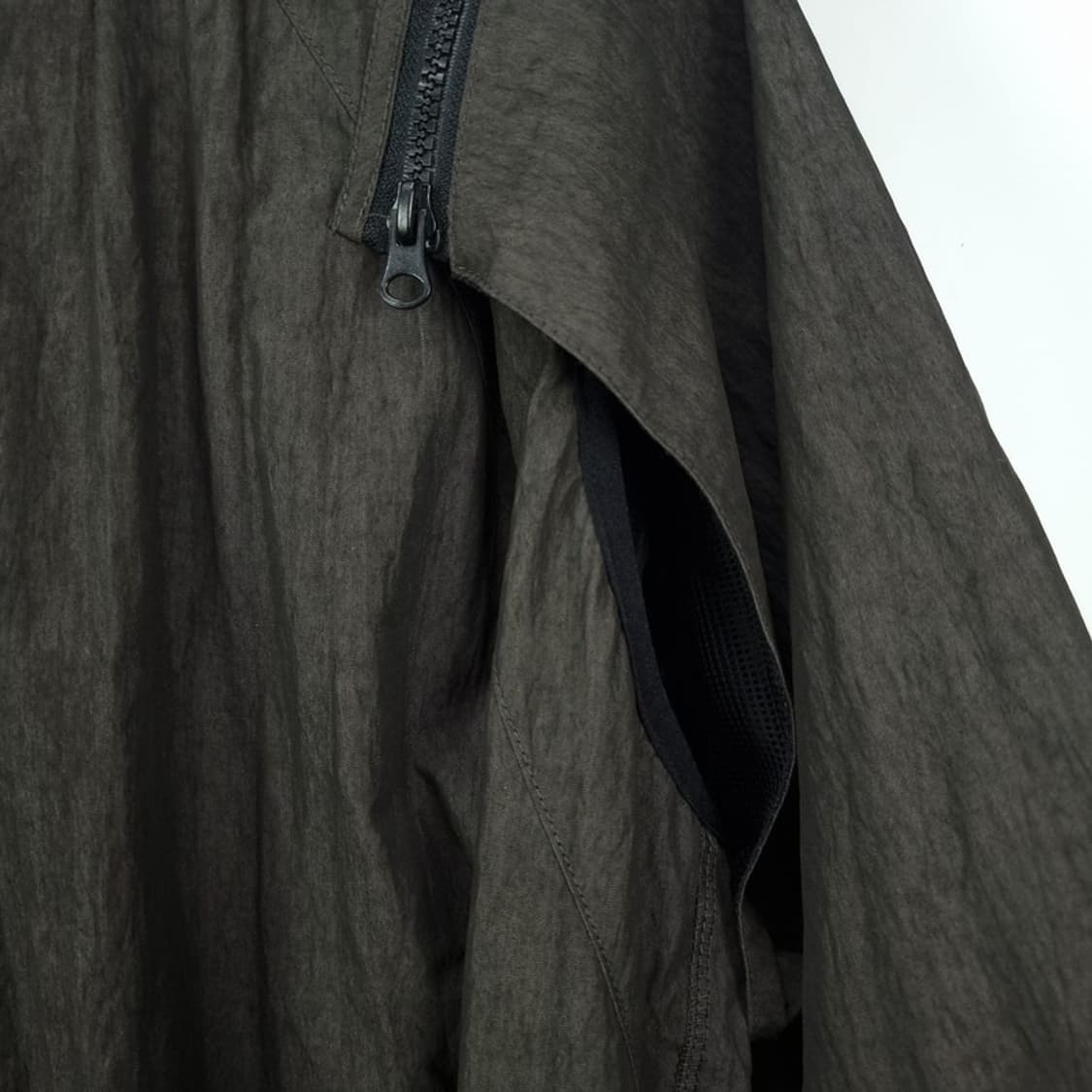 [크럼프] 오버핏 링클 나일론 후드 바람막이 자켓 딥카키 M18791 상품이미지5