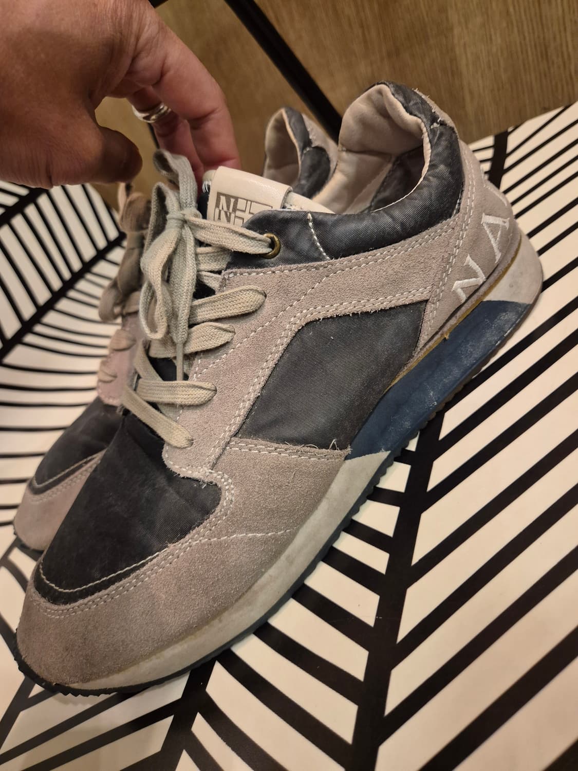 나파피리 스니커즈 265~270 판매합니다 
자연스런 사용감외엔 마모손상 상품이미지1