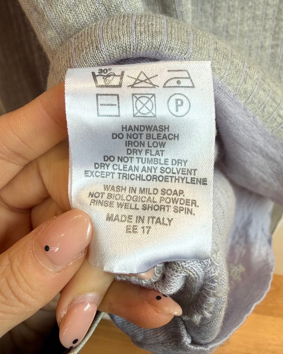 버버리 라이트 퍼플 스트라이프 브이넥 니트  상품이미지10