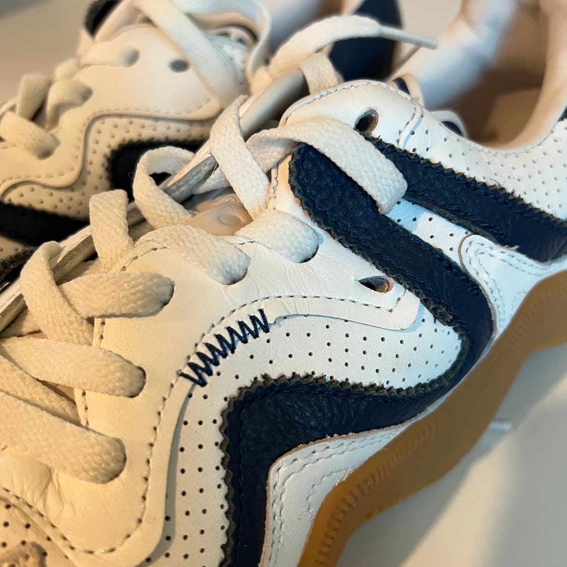 미스치프 V2.wav 화이트 크림 네이비 슈즈 상품이미지6