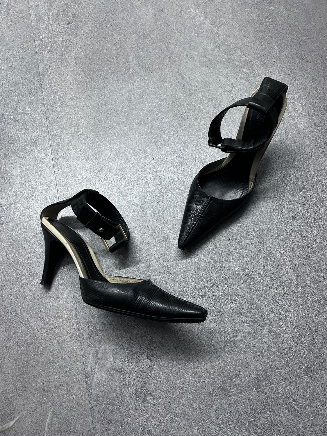 구찌 스틸레토 스트랩 힐 상품이미지1