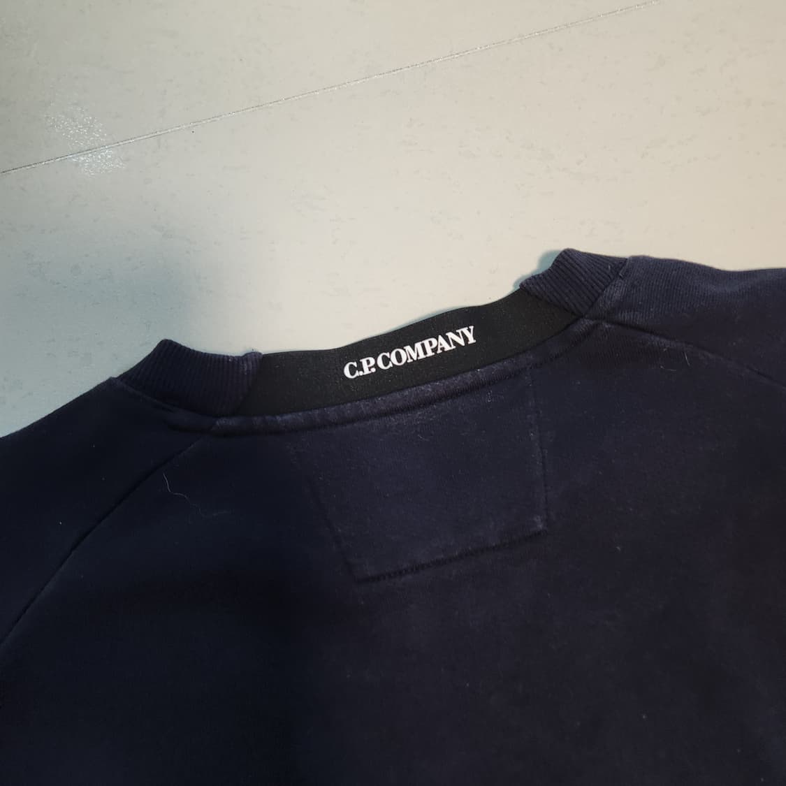 cp 씨피컴퍼니 네이비 맨투맨 상품이미지3