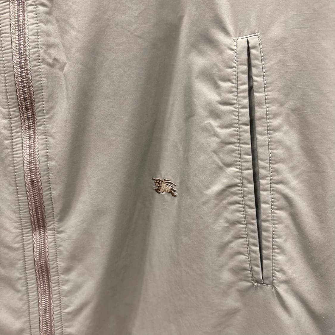 버버리 하이넥 해링턴 윈드 브레이커 자켓 로고 자수 디테일 카키 베이지 상품이미지6