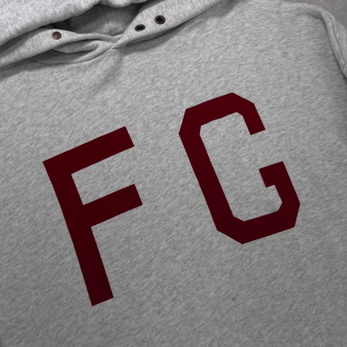 105 피오갓 에센셜 모나크 fg 로고 크림 후드티 상품이미지2