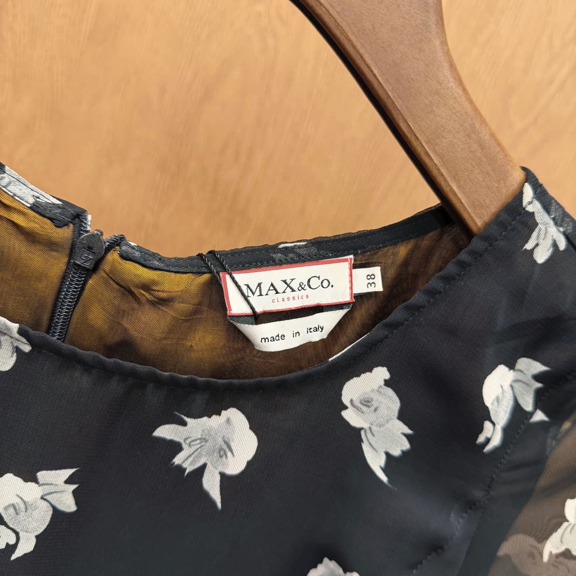 막스앤코 슬림핏 시폰 미디 원피스 화이트 플라워 프린트 패턴 디테일 블랙 상품이미지6