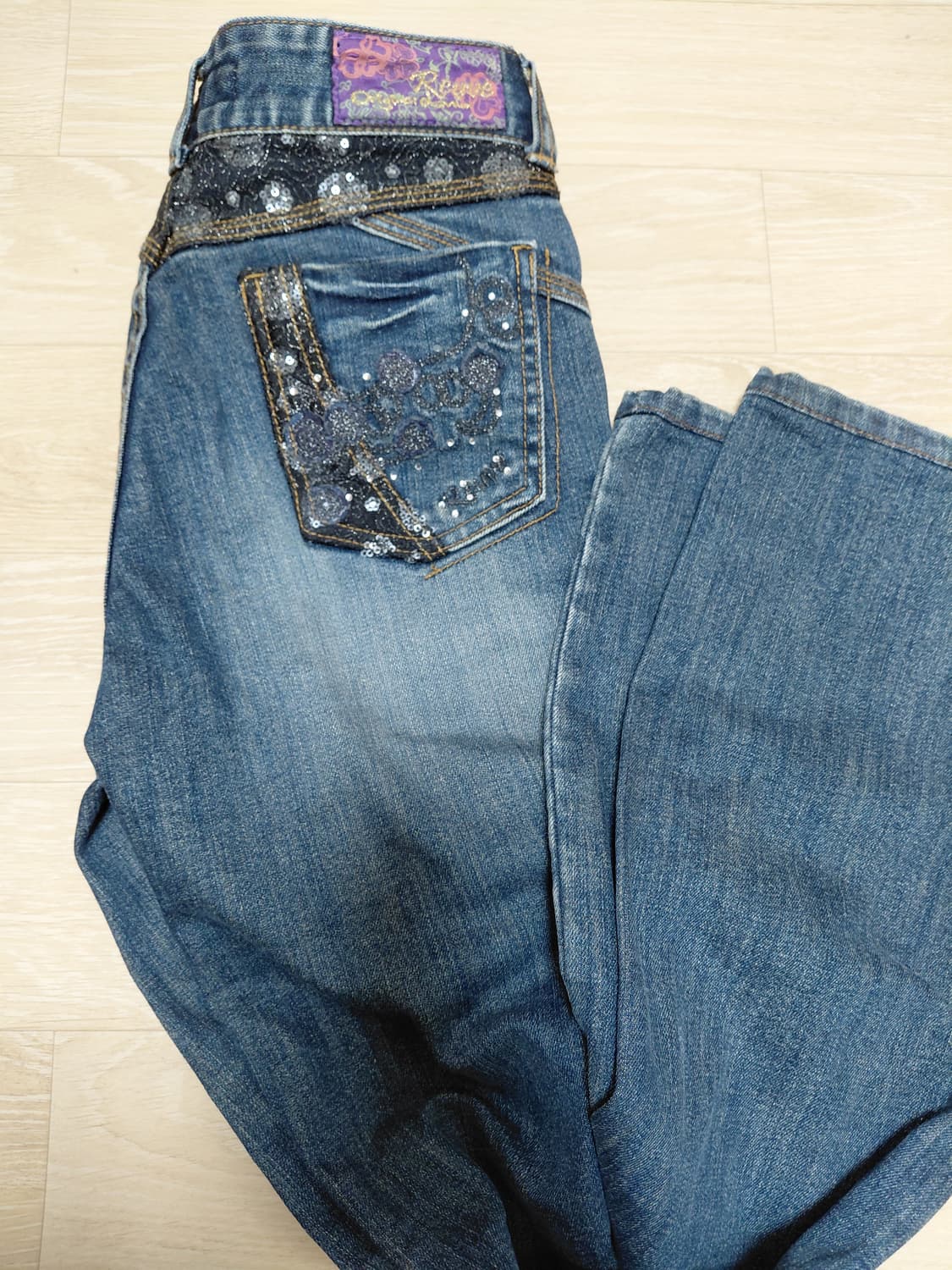 Reuve 오리엔탈 큐빅 백포켓 디테일 워싱 데미지드 데님 상품이미지1