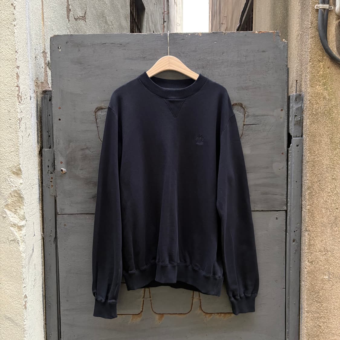 돌체앤가바나 크라운 자수 블랙 스웻셔츠 상품이미지1