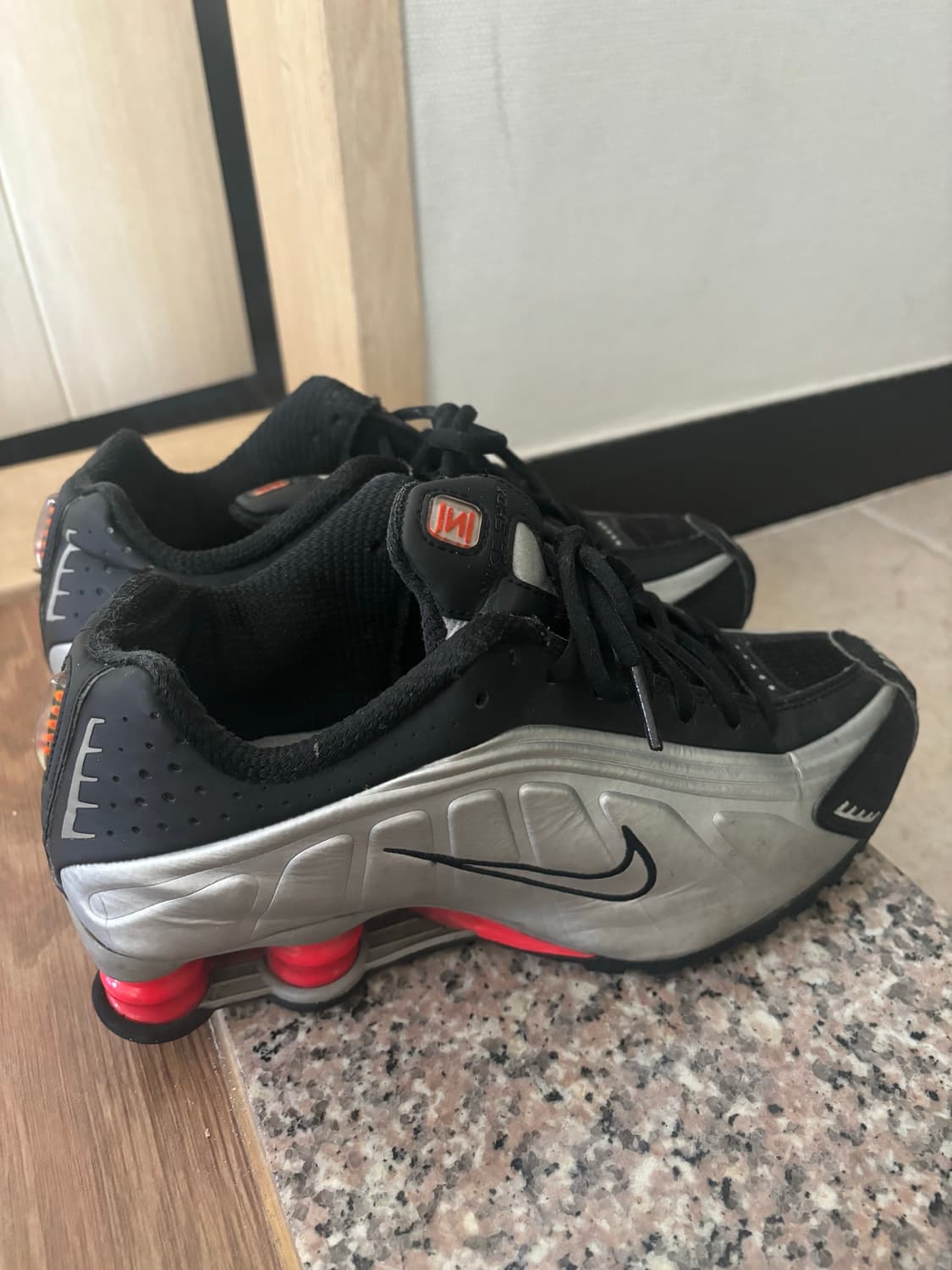 나이키 샥스 R4 블랙 앤 메탈릭 실버 235(US 4.5) 상품이미지5