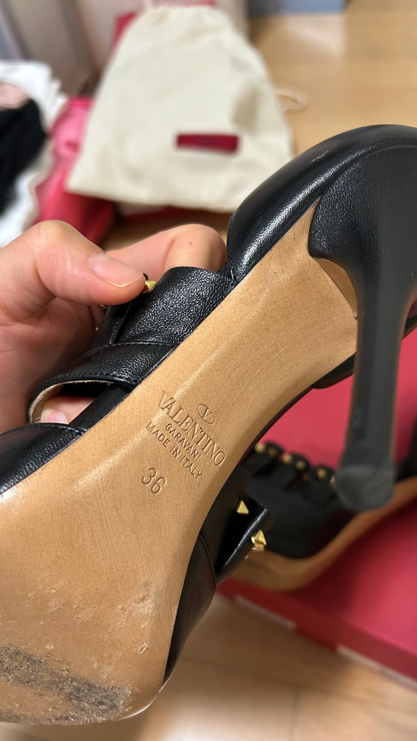 발렌티노(Valentino Garavani) Very V 블랙 레더 펌프 상품이미지4