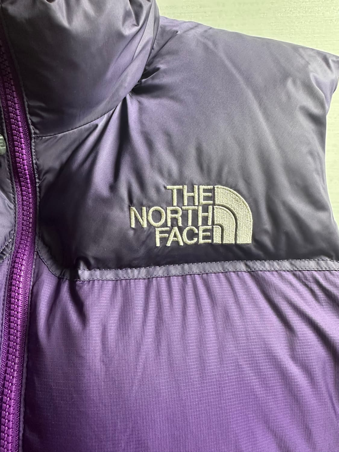 NORTHFACE 노스페이스 퍼플 중앙 로고 조끼 패딩 상품이미지2