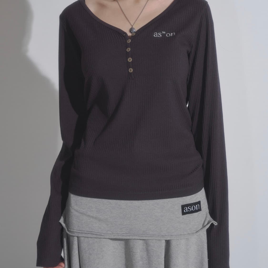 애즈온 버튼티 차콜 상품이미지1