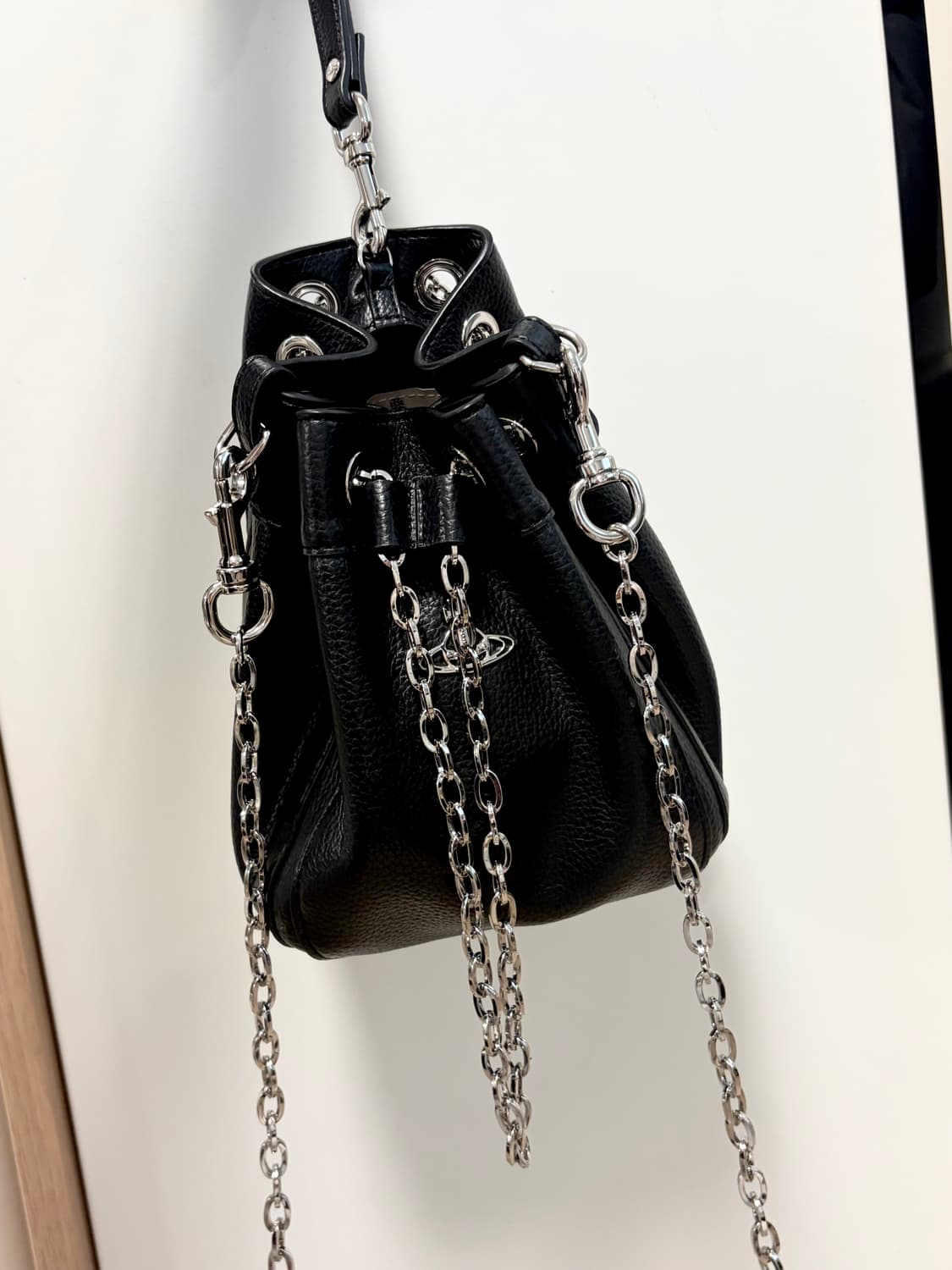 비비안웨스트우드 크리시 스몰 버킷백 블랙 상품이미지5