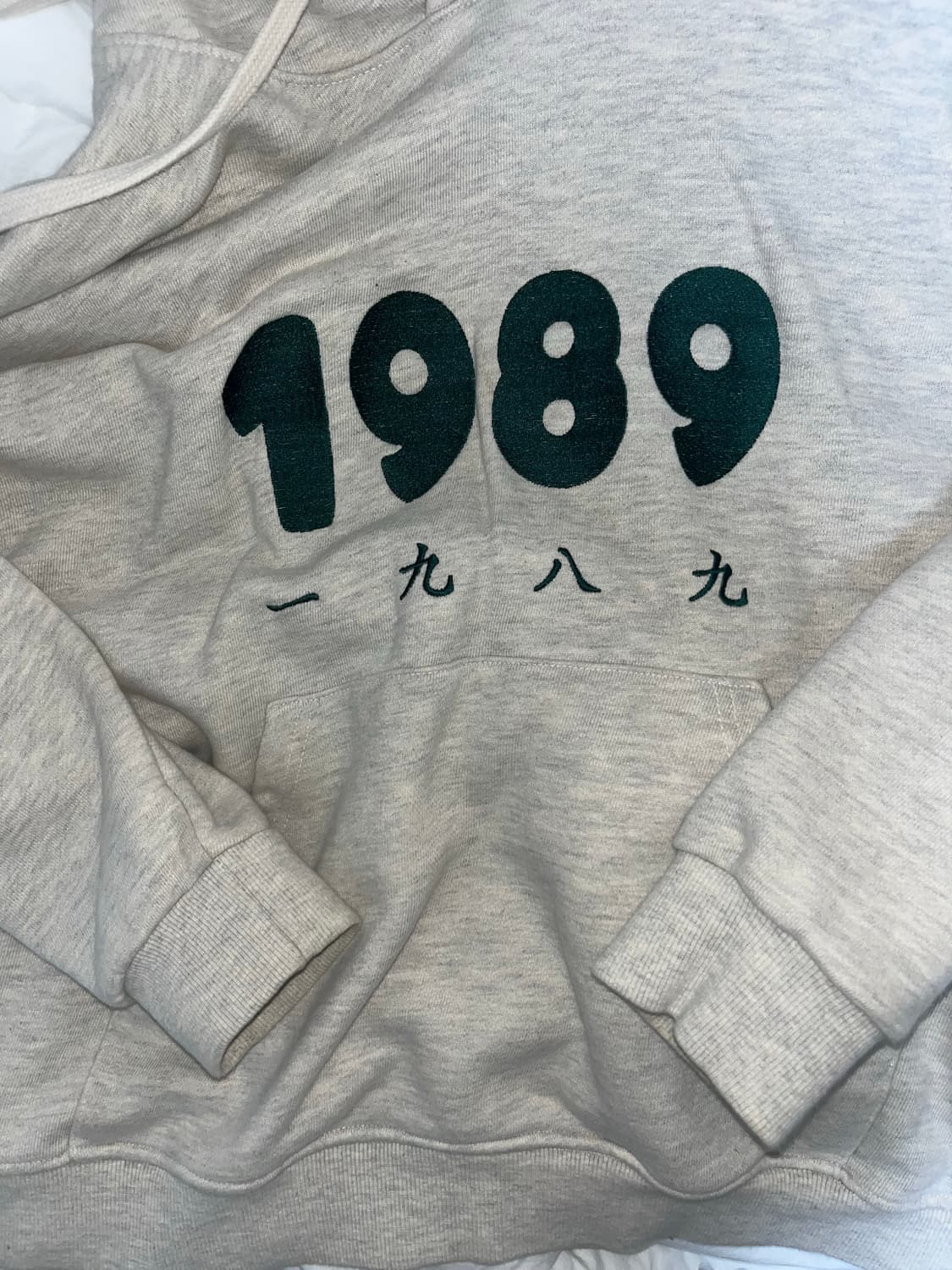 🚨단종된 색상🚨 곤니치와봉쥬르 1989 후드티 상품이미지2