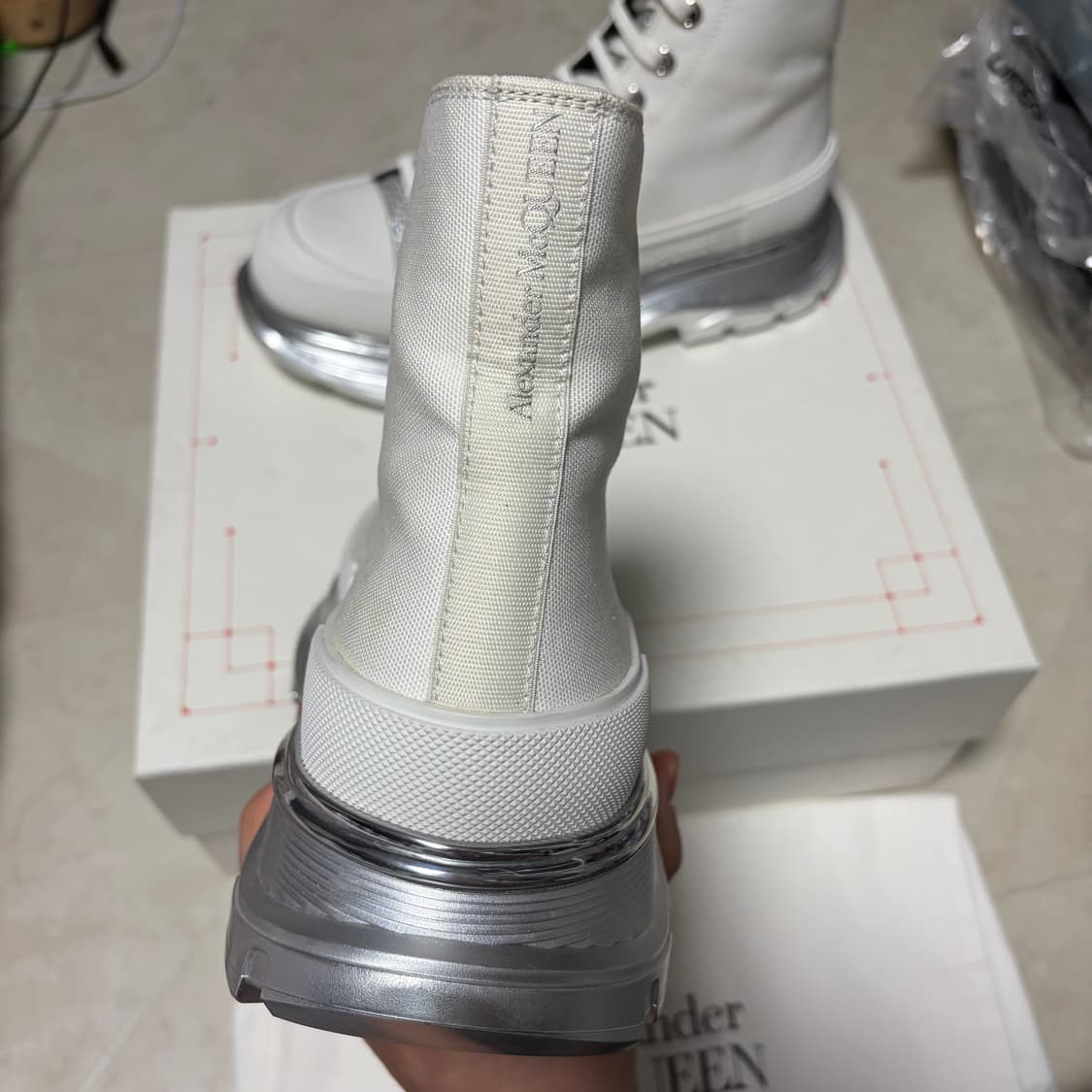 새상품(270)알렉산더맥퀸 트레드 슬릭 부츠 실버 화이트 상품이미지3