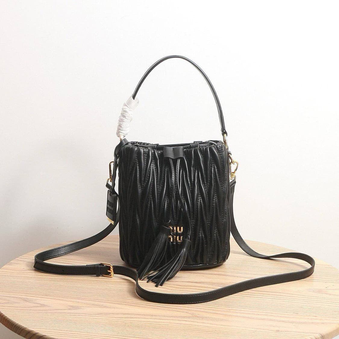 미우미우(Miu Miu) 마테라쎄 나파 가죽 버킷백 상품이미지2