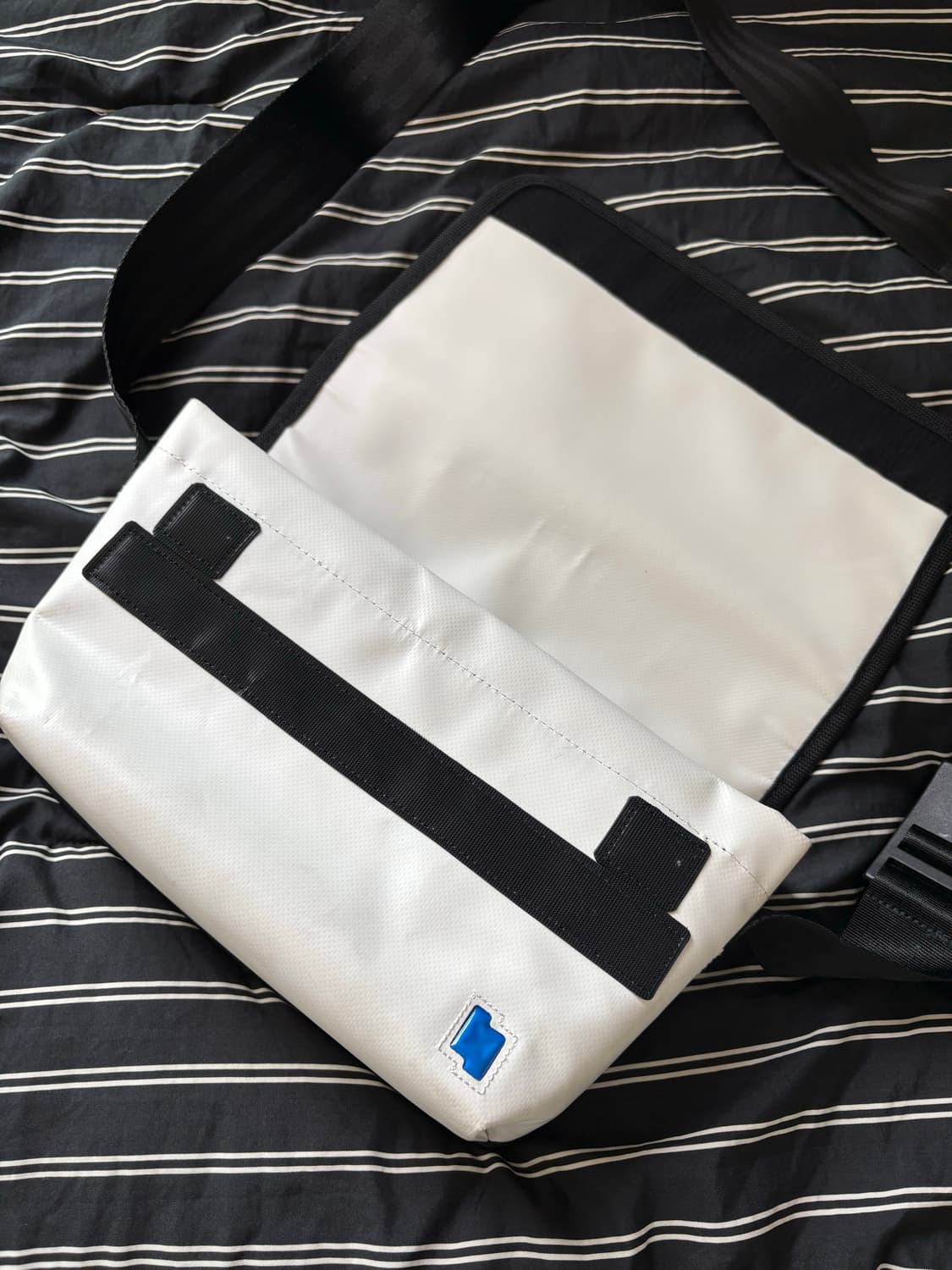 아더에러 스몰 트레이스 이스티 메신저백 상품이미지3