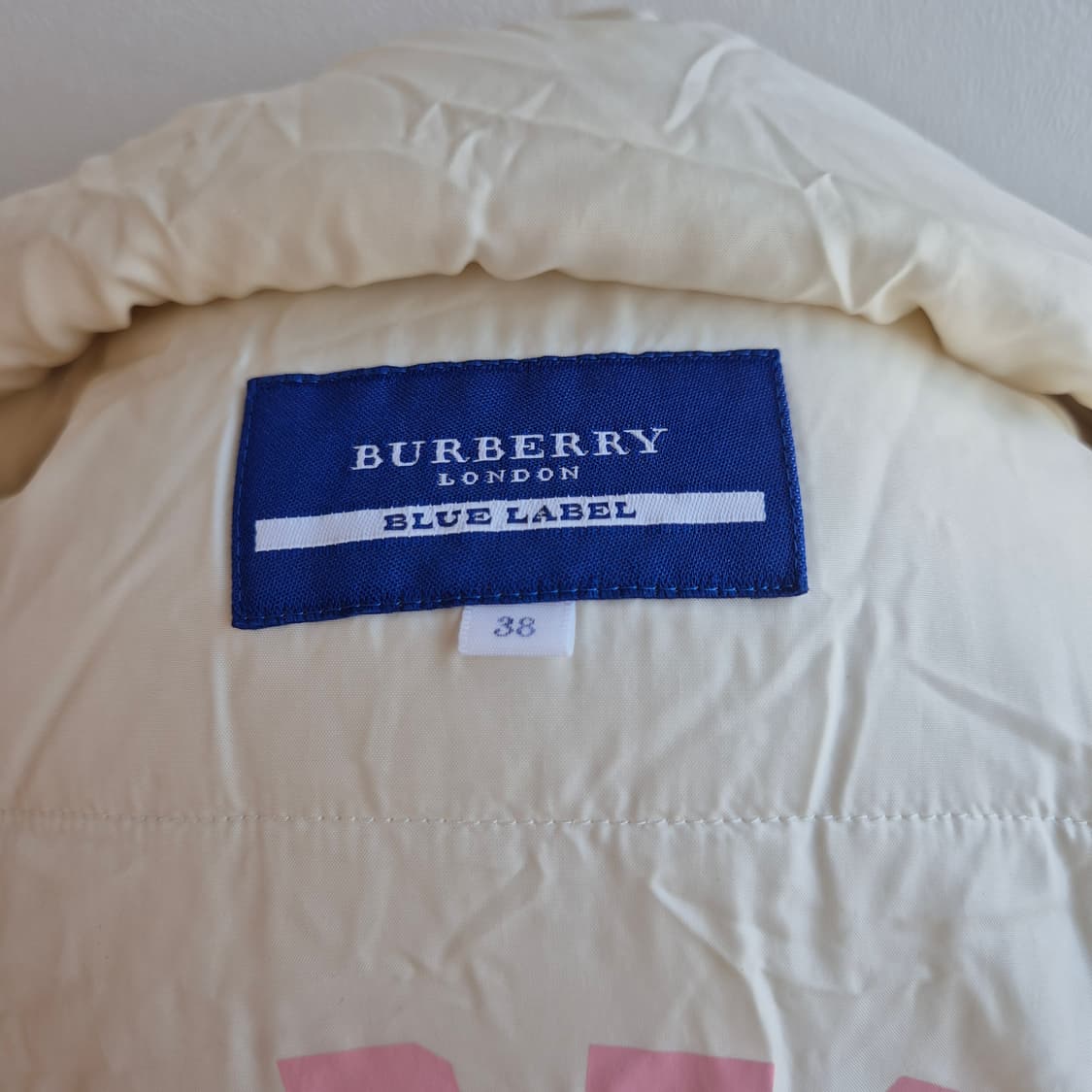 버버리 블루라벨 하트참 아이보리 패딩 (모자 탈부착 가능) 상품이미지7