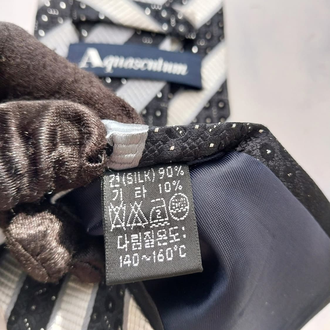 아쿠아스큐텀 블랙 스트라이프 패턴 넥타이 9cm A등급 K2340
 상품이미지9