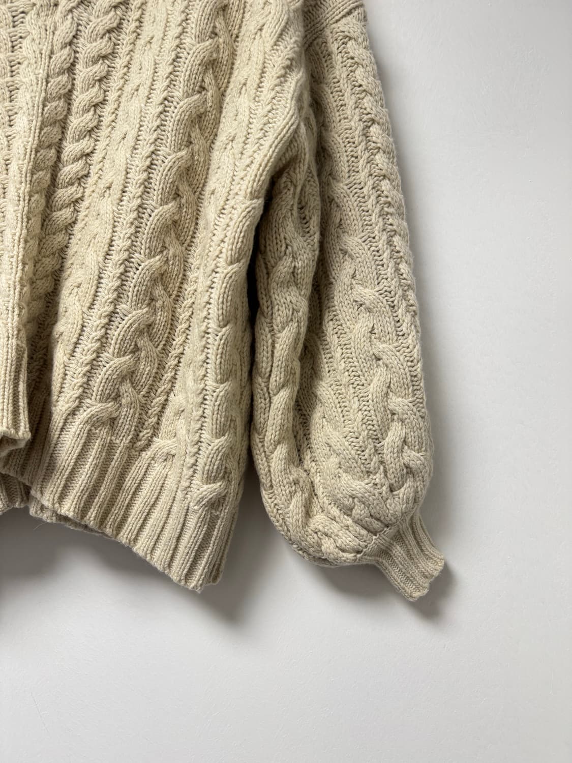 언앤써드미스테리 케이블 꽈배기 아이보리 브이넥 오버핏 니트 스웨터 F 상품이미지4