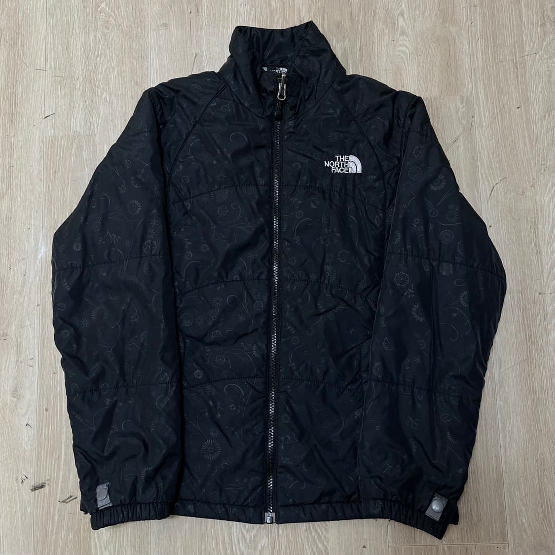 노스페이스 여성 플로럴 패턴 경량 패딩 점퍼 XS/85 상품이미지1