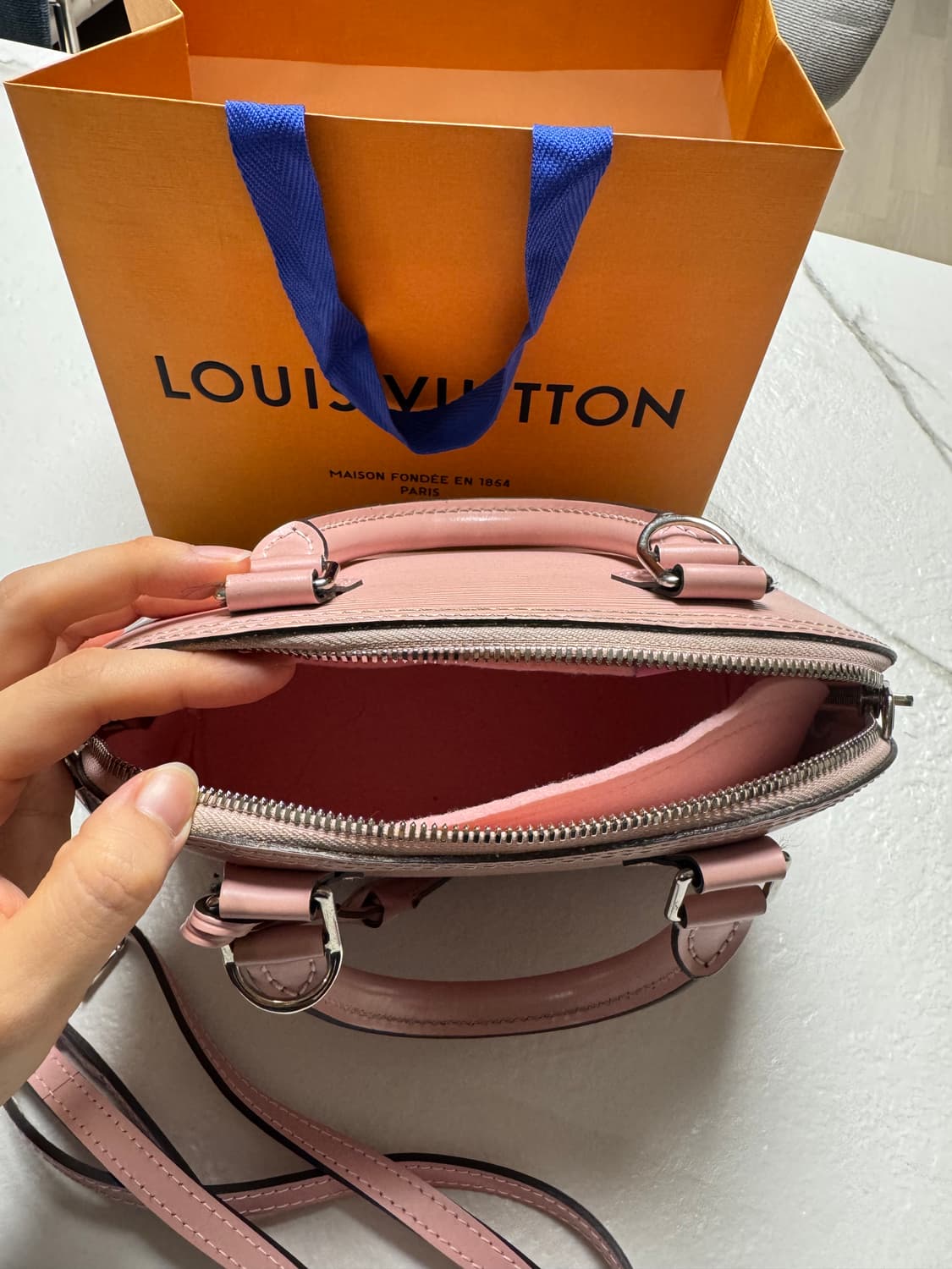 루이비통 알마 BB 에삐 핑크 토트백 상품이미지4