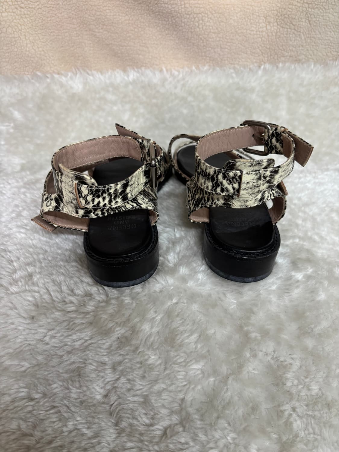 헬레나앤크리스티 뱀피 무늬 스트랩 샌들 상품이미지3