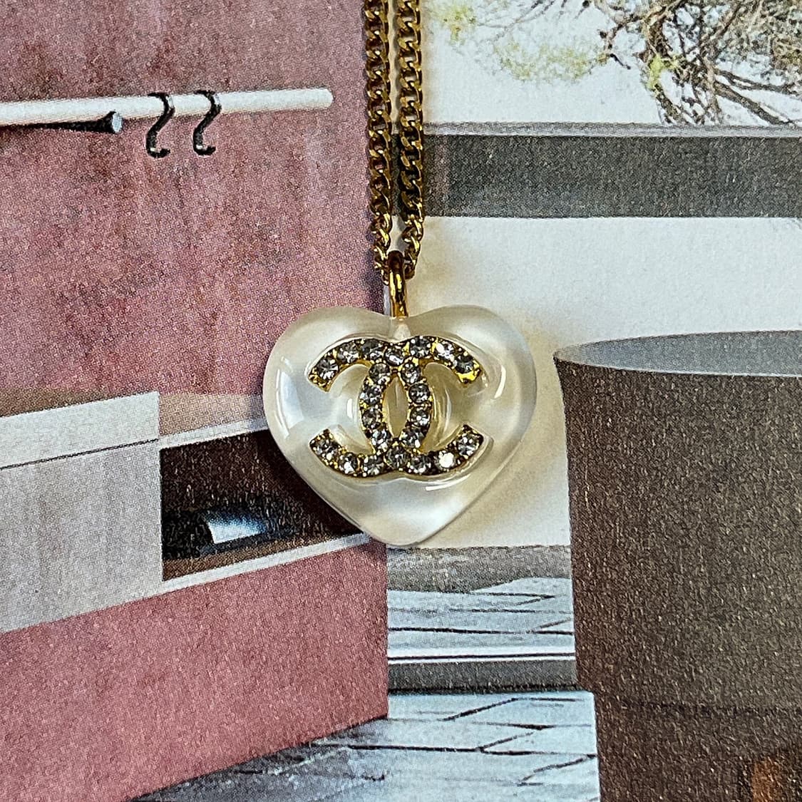 샤넬 화이트 글라스 하트 크리스탈 CC로고 골드 목걸이 상품이미지2