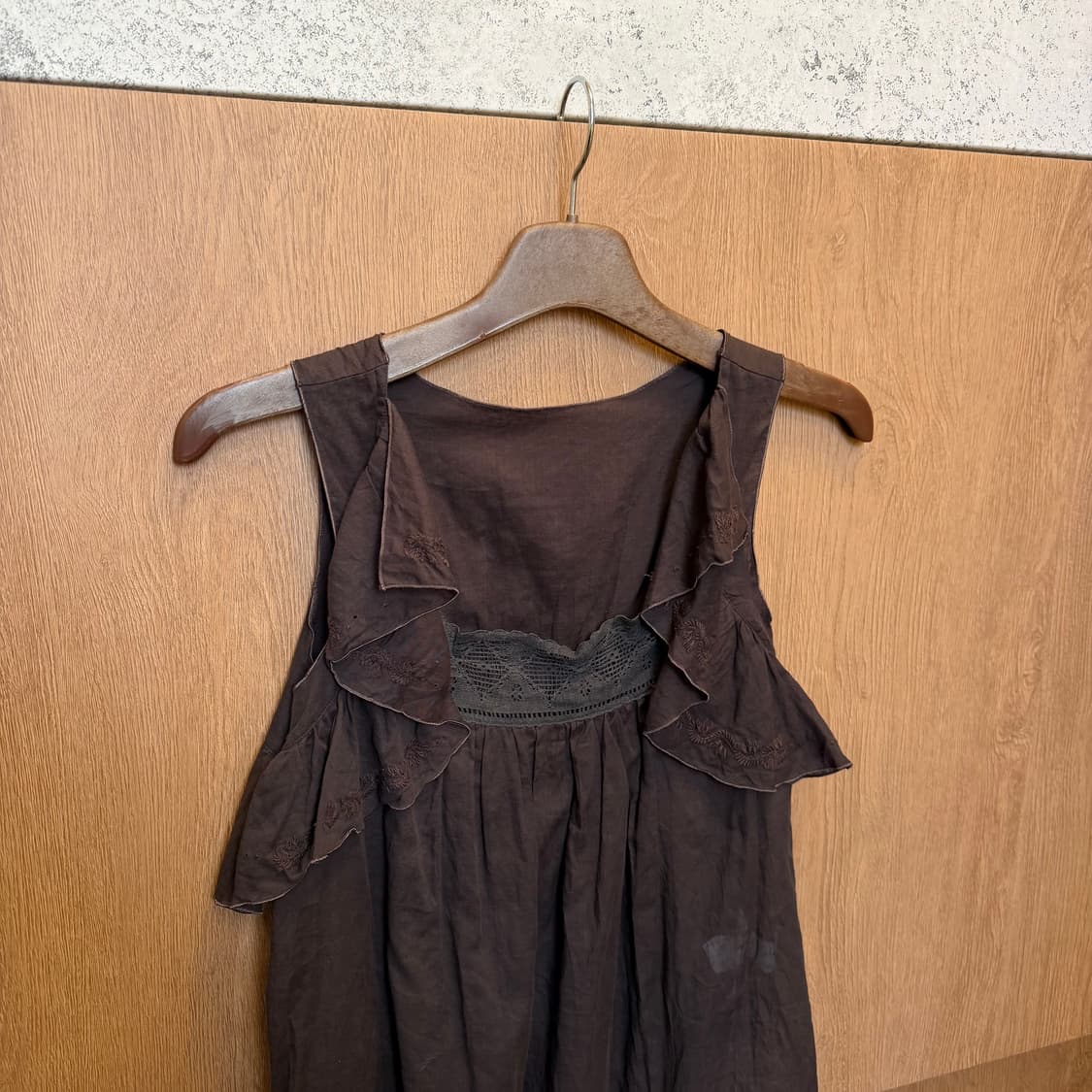 빈티지 슬리브리스 블라우스 러플 프릴 장식 디테일 루즈핏 브라운 상품이미지3