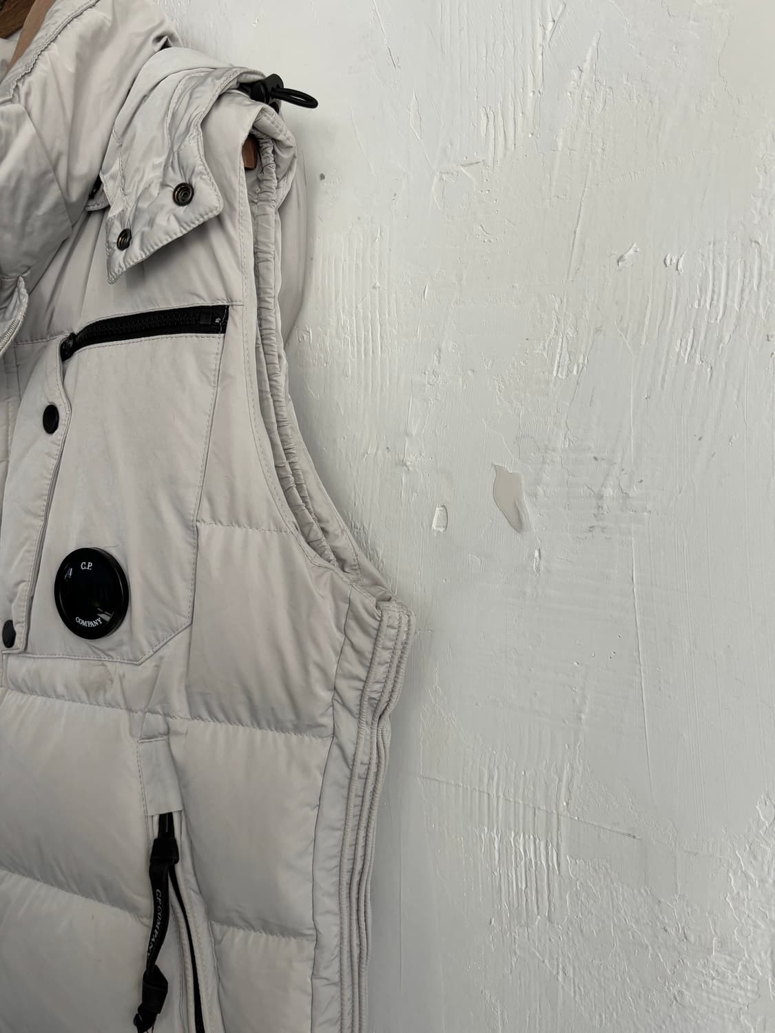 CP 컴퍼니 그레이 고글 구스다운 베스트 상품이미지5