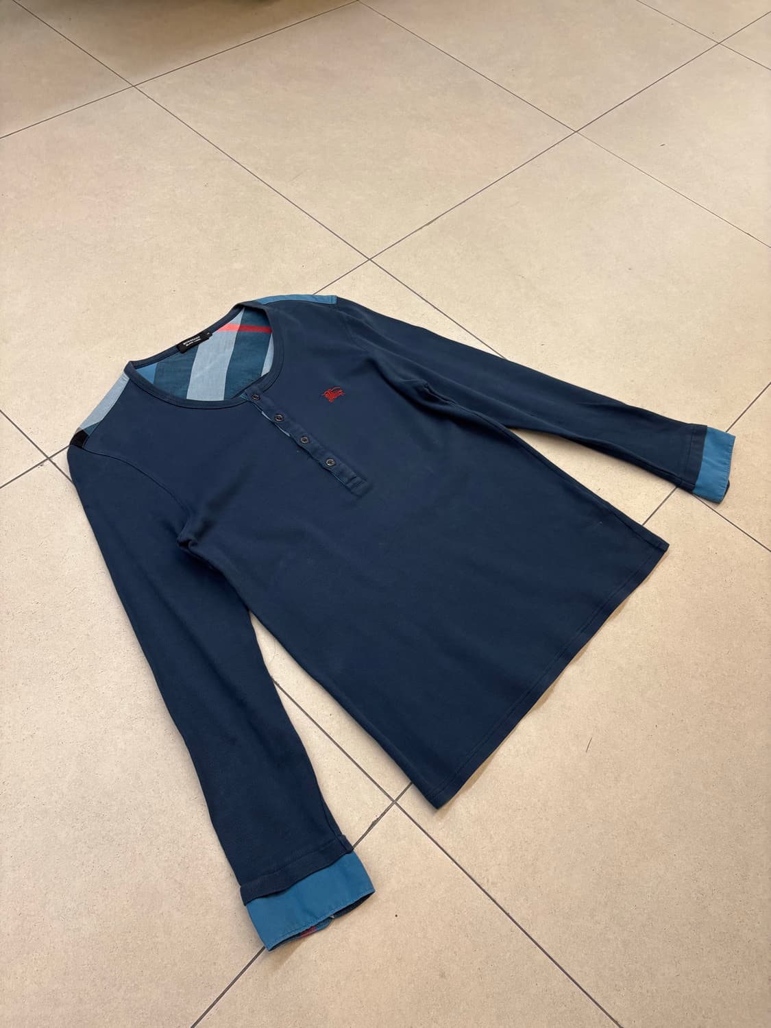 버버리 블랙라벨 체크숄더 헨리넥 롱슬리브 상품이미지3