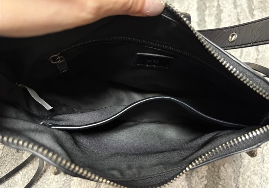 [JW PEI] Tessa 크러쉬드 숄더백 - 블랙 팝니다 상품이미지6