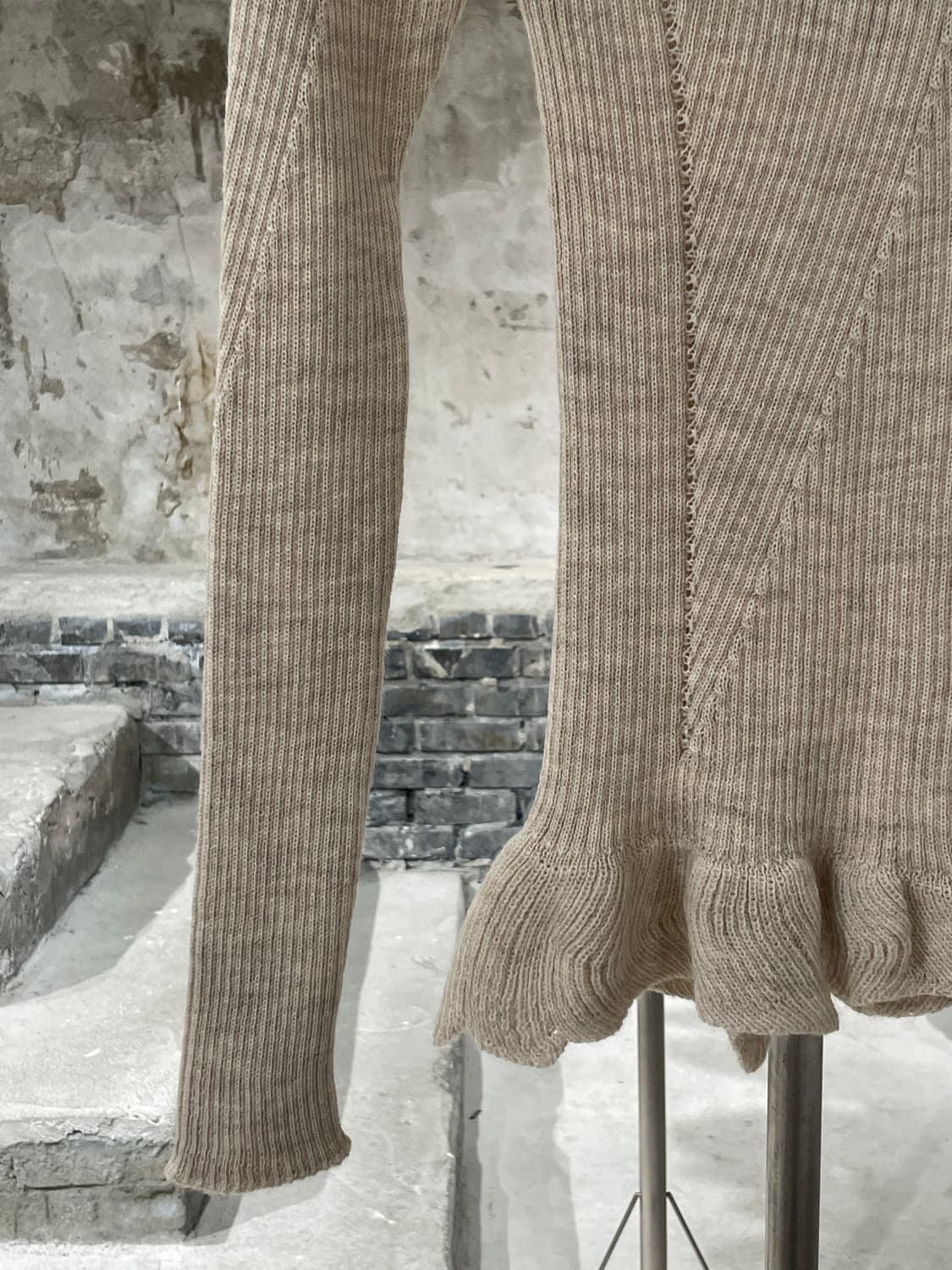 아크네 스튜디오 라이트 베이지 슬림 골지 폴라 니트 상품이미지4