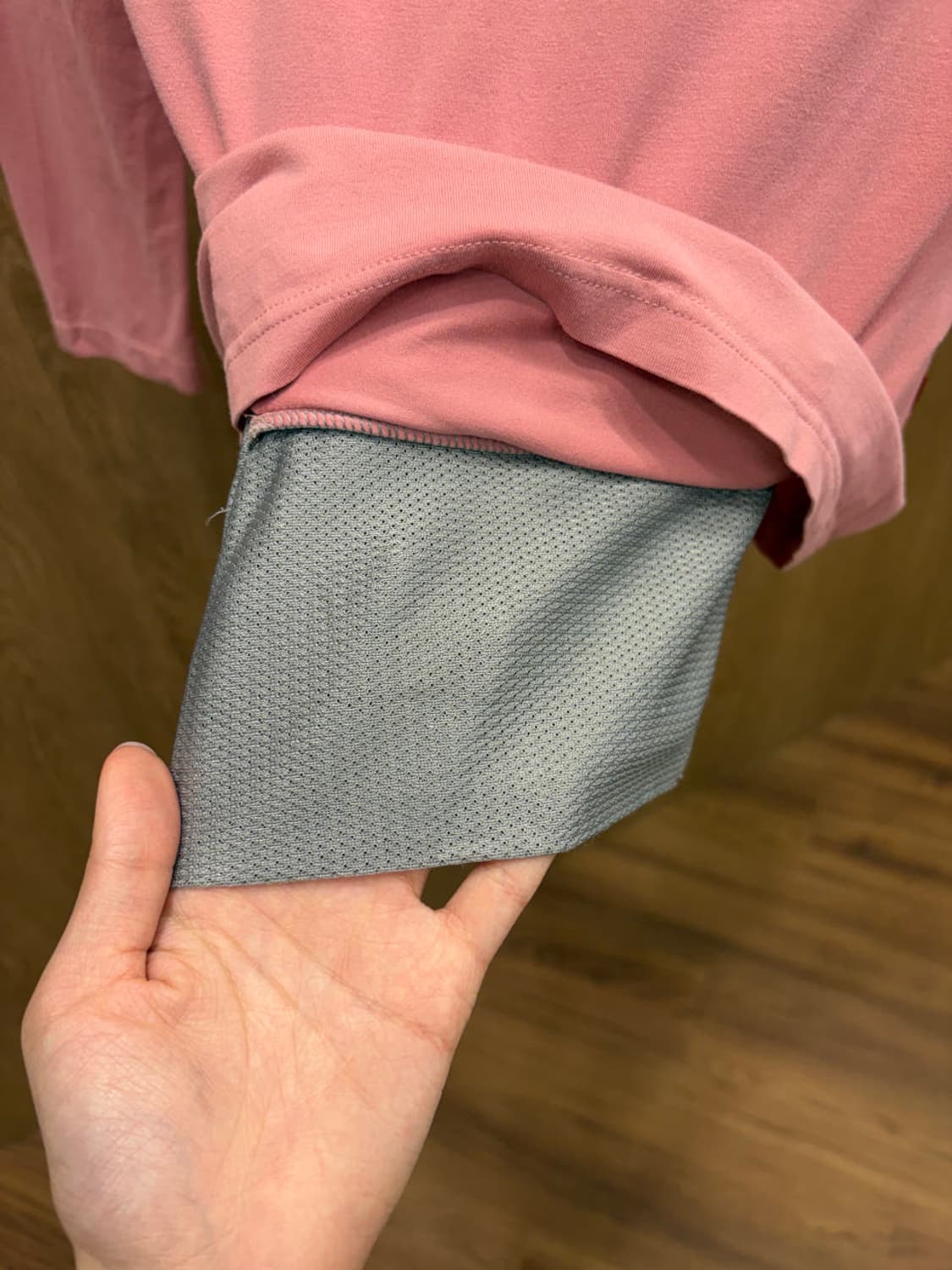 프라다 브이넥 카라 티셔츠 레드 로고 탭 후면 지퍼 포켓 디테일 핑크 상품이미지7