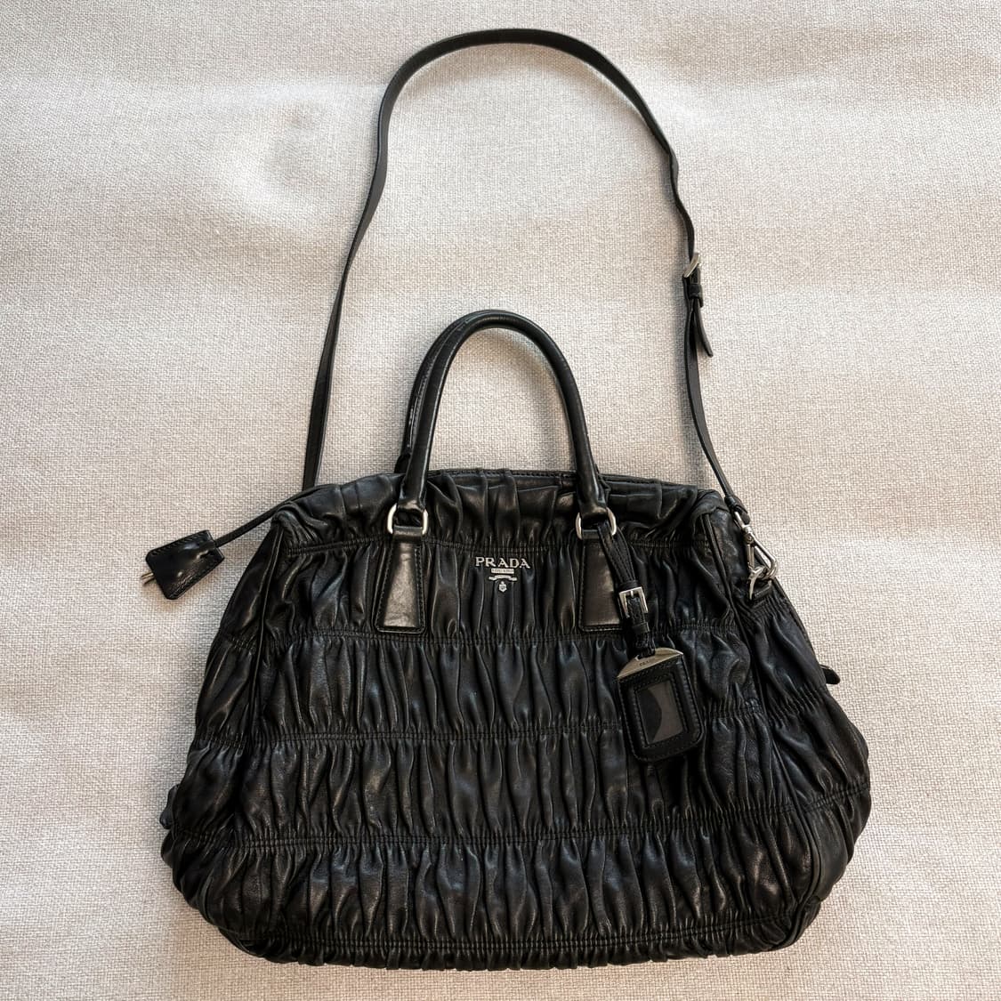 (이체시에눌) 프라다 나파 고프레 블랙 색상 숄더백 상품이미지1