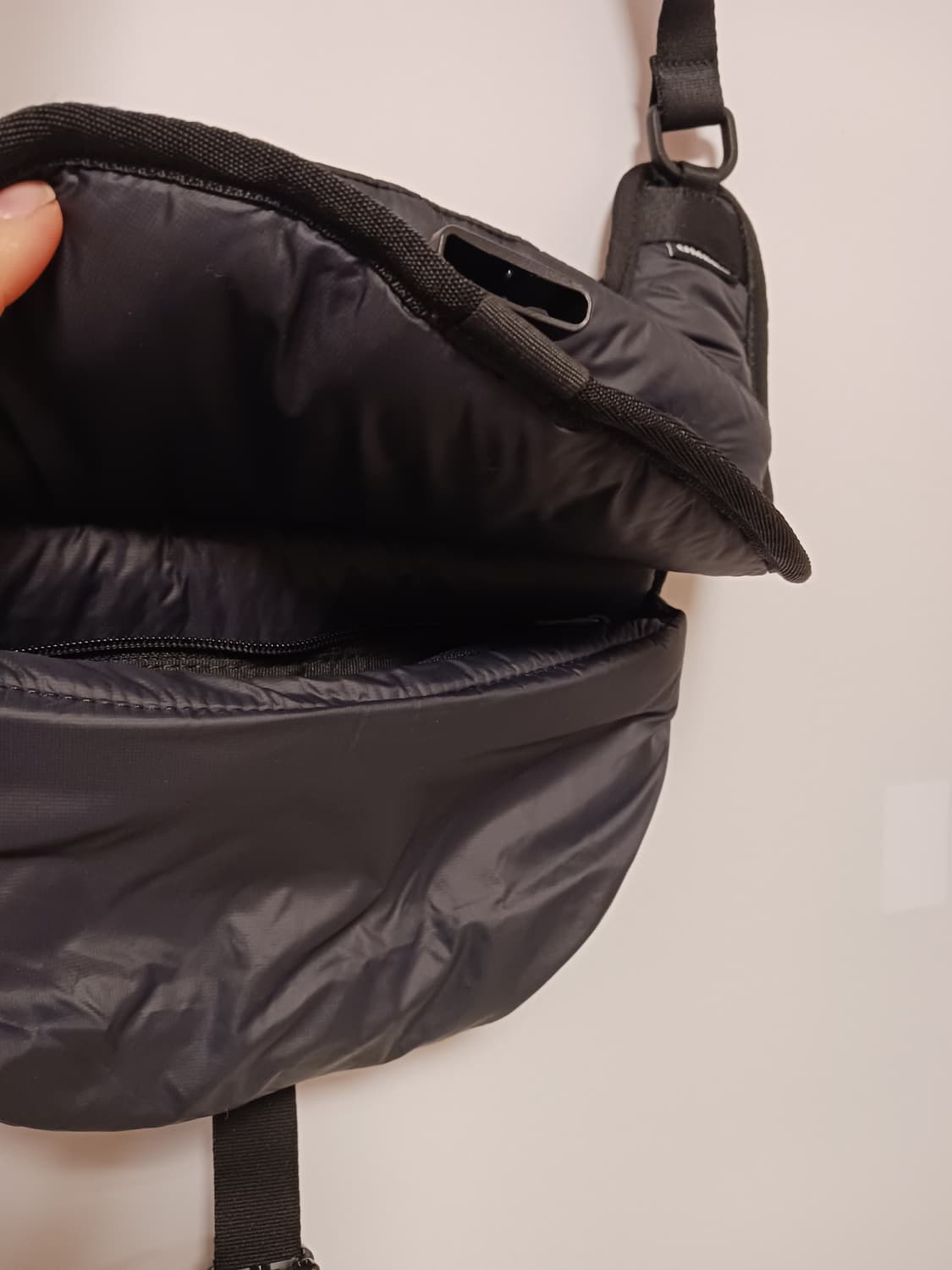 엄브로 패딩 슬링백 상품이미지7