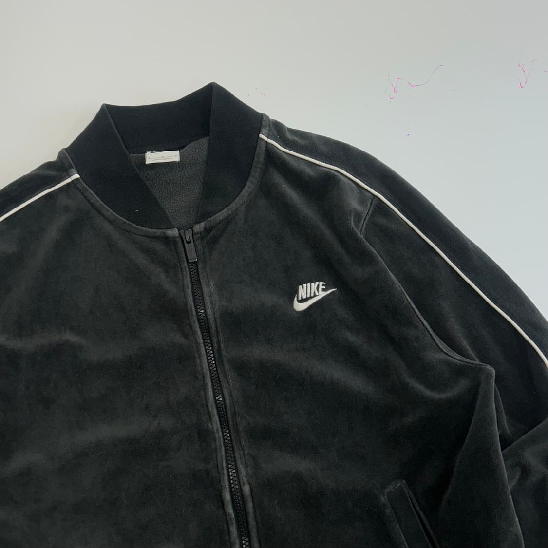 Nike 나이키 화이트 로고 차콜 벨벳 집업 상품이미지4