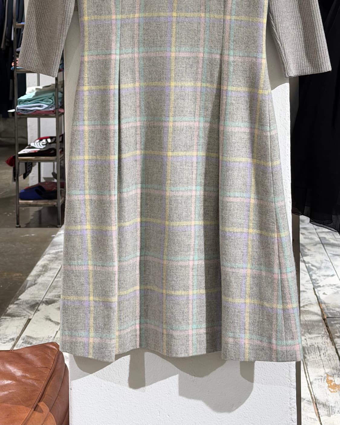 꾸레쥬 라이트그레이 체크 핀턱 미디 원피스 상품이미지5