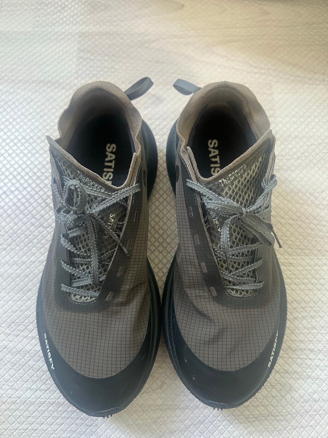 새티스파이 브랜드의 더 라커 트레일 러닝화 상품이미지1