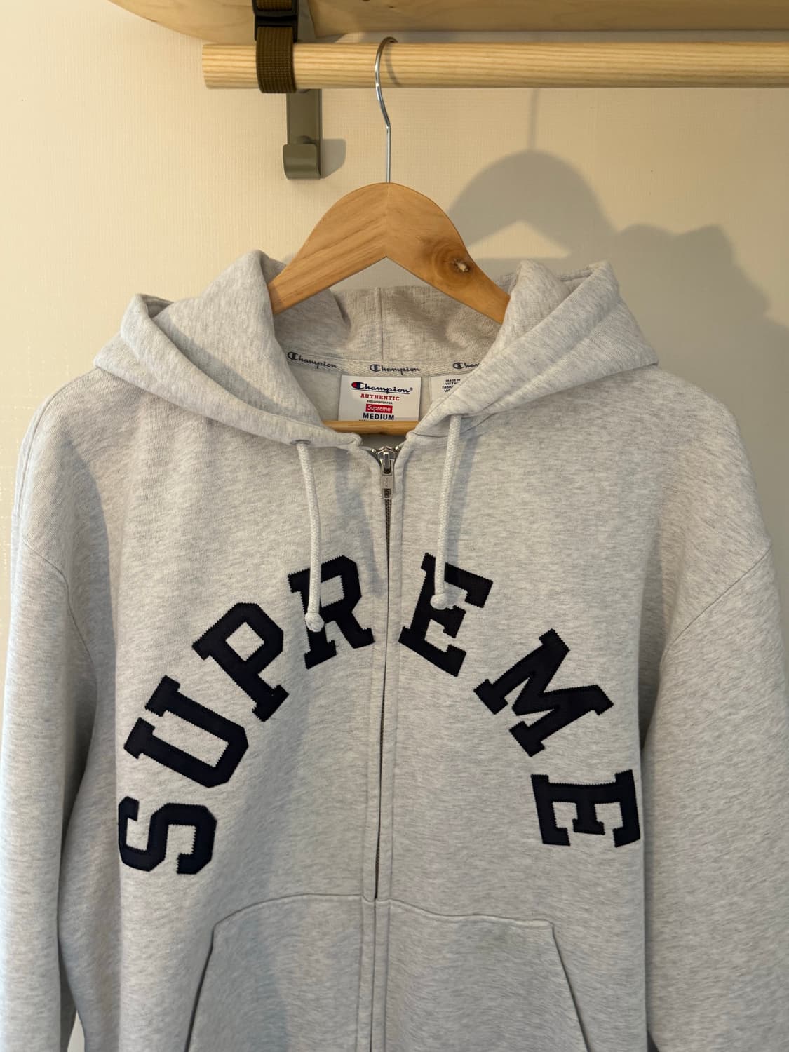 슈프림 x 챔피온 집업 후드 스웨트셔츠 애쉬 그레이 - 24SS 상품이미지1