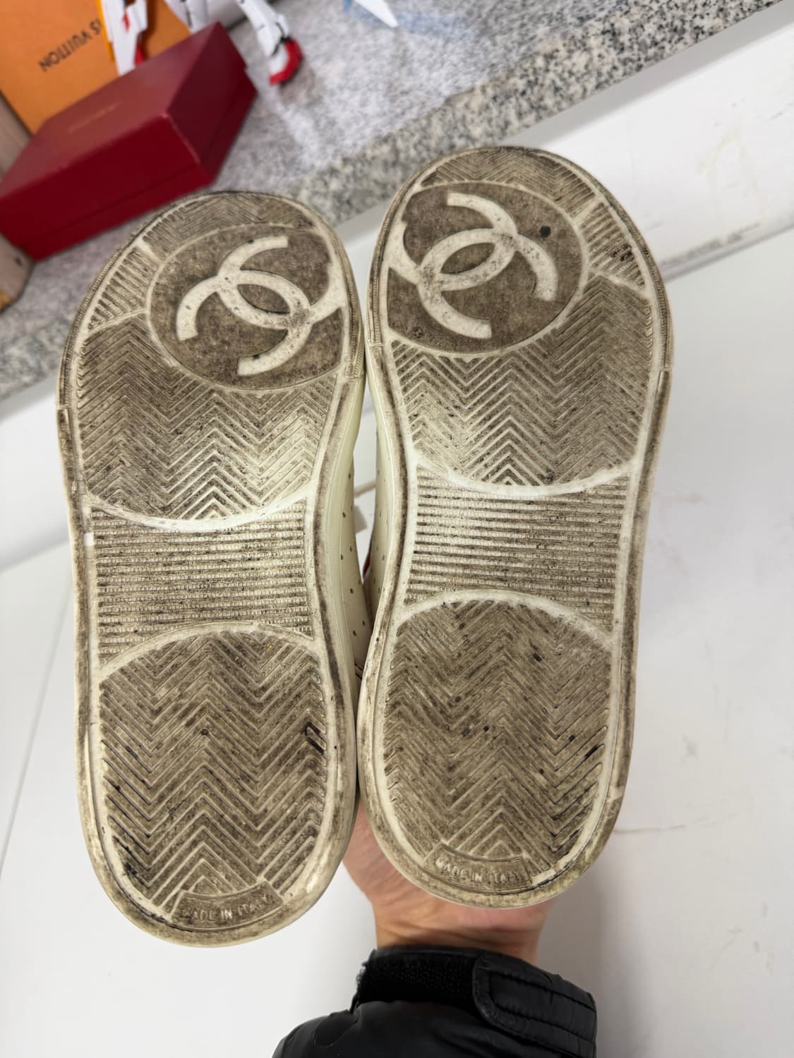 정품) 샤넬 화이트 스티치 백로고 스니커즈 36 상품이미지9