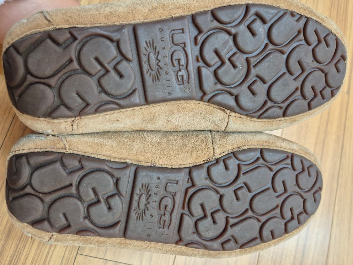 어그 모카신 슬리퍼 단화입니다. 부드러운 스웨이드 재질이라 고급스러워요. 상품이미지4