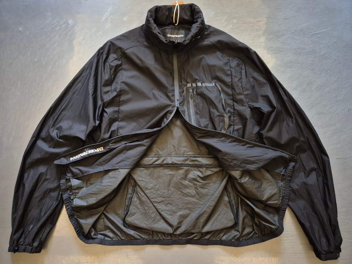 엠포리오아르마니 패커블 윈드브레이커 상품이미지3