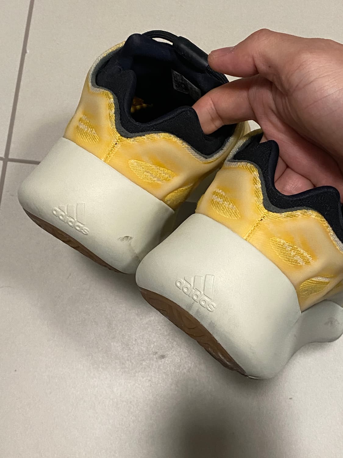 아디다스 이지 700 V3 모노 사플라워 상품이미지6