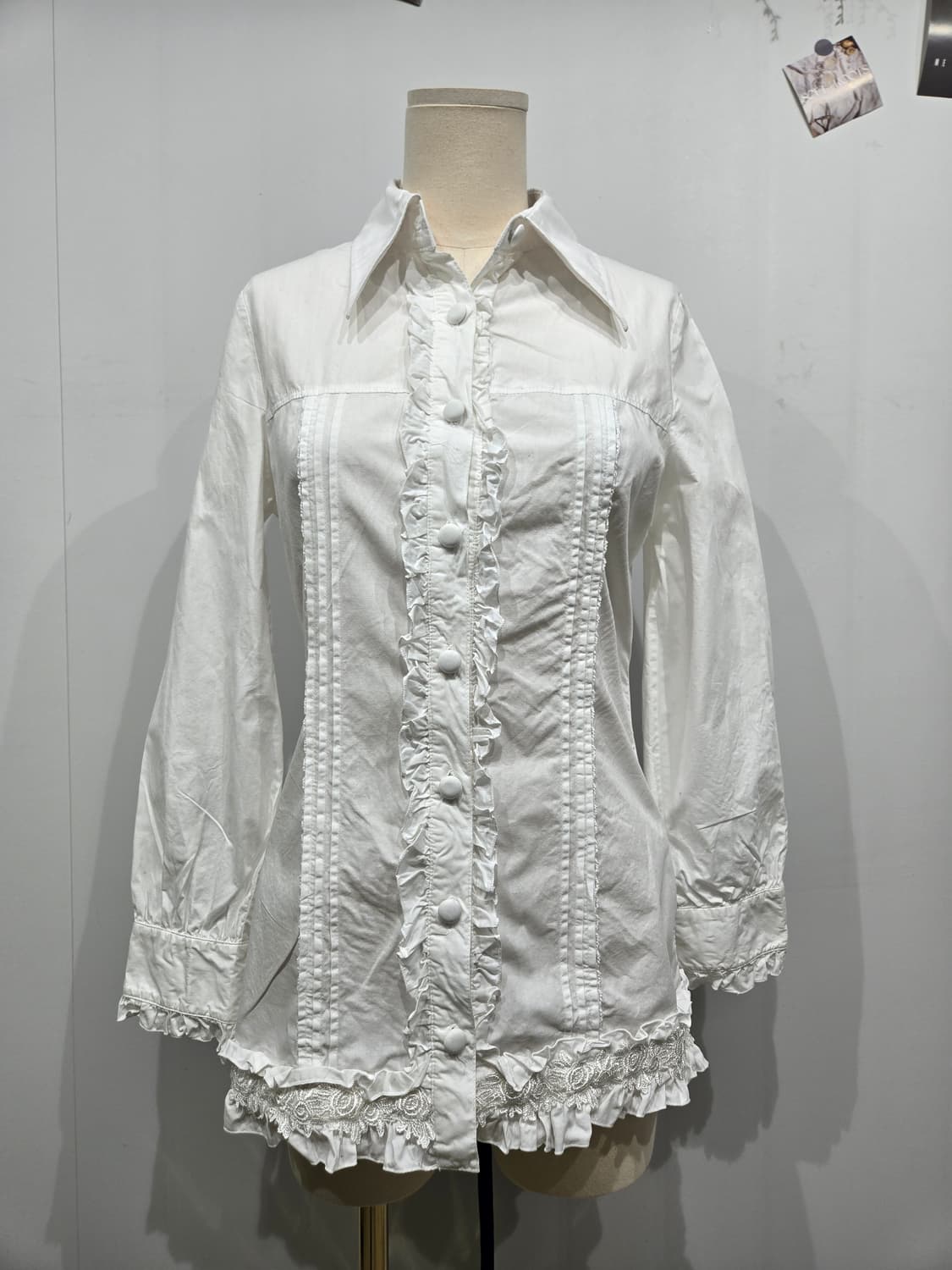 바디 라인 레이스 프릴 블라우스 화이트 상품이미지1