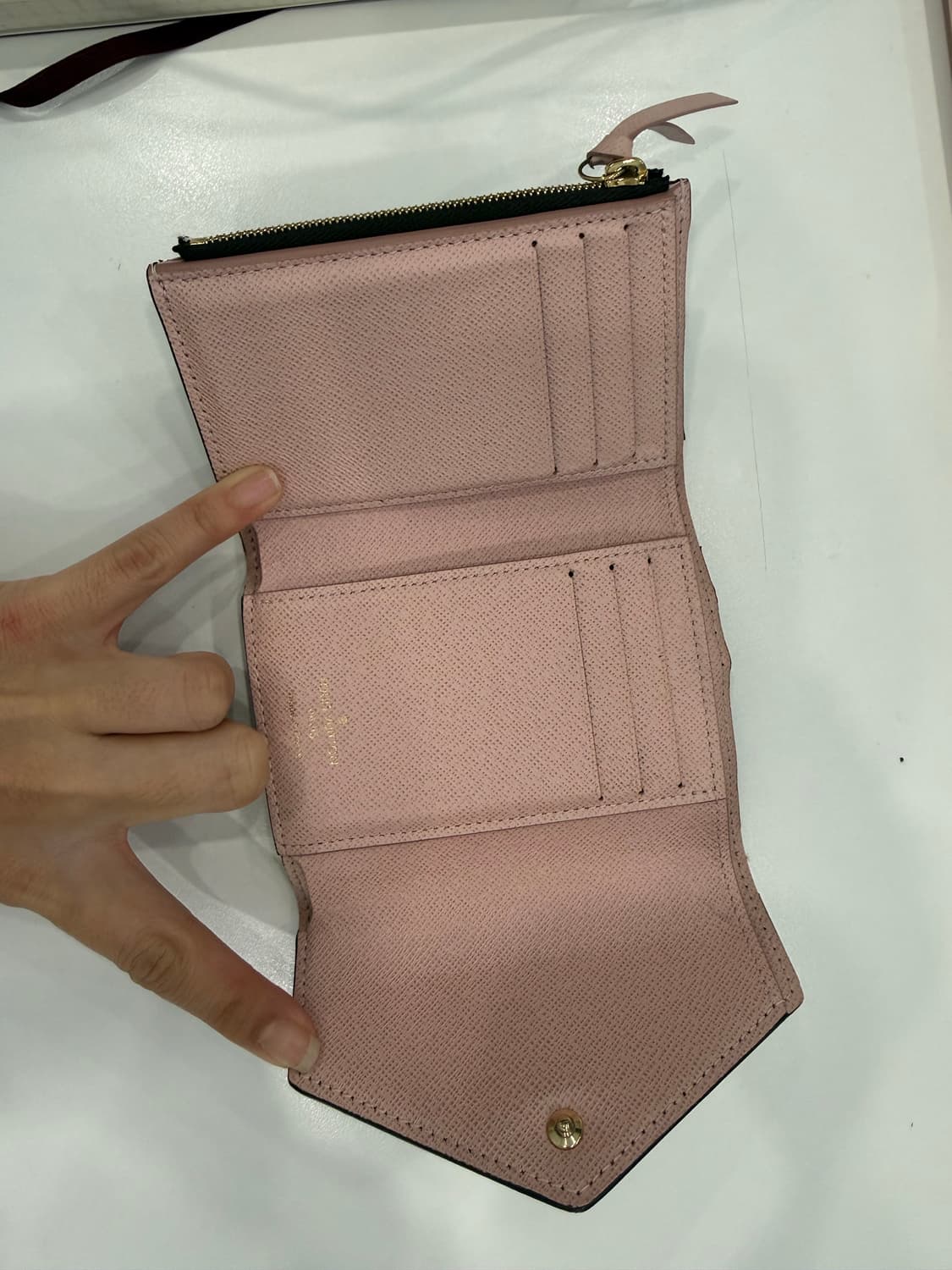 루이비통 빅토린 월릿 핑크색 상품이미지2