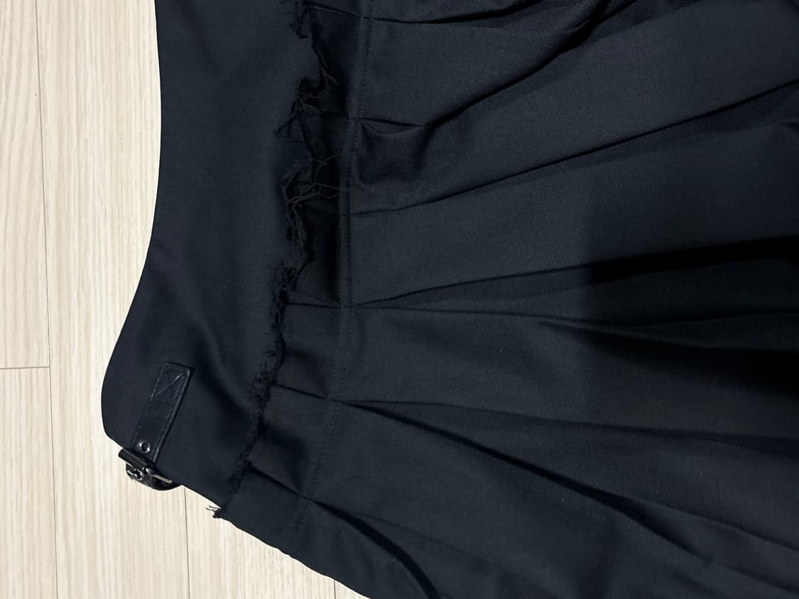 밀로우먼 버클 플리츠 스커트 블랙 상품이미지6